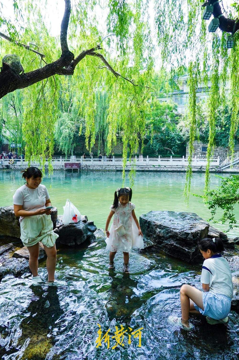 清泉叠瀑引客来 济南环城公园成夏日清凉驿站