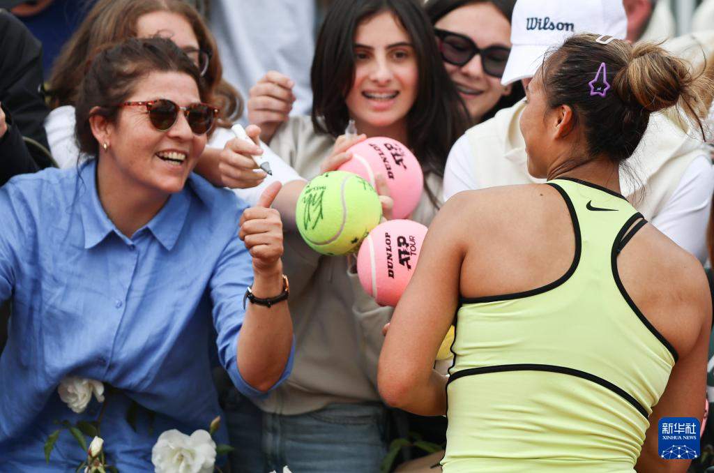 网球——WTA1000罗马站：郑钦文首轮晋级