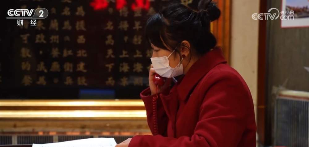 年货市场琳琅满目、供销两旺 消费掀“热”潮展现新年新气象