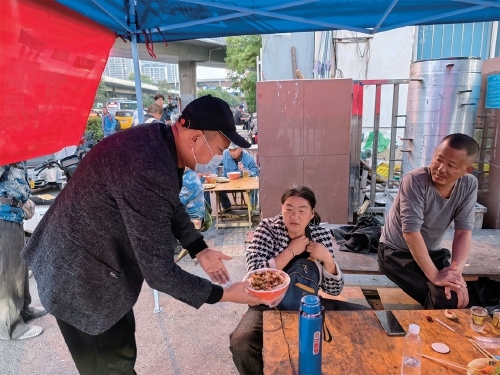 二环西路槐荫区农民工服务中心附近有家面店，面和卤子随便加 “3元管饱”！热腾腾的“爱心面”温暖了打工人