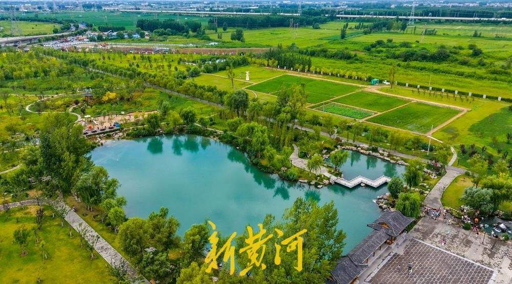 白泉公园绿意正浓碧水如镜，成为济南东部城区夏日休闲宝藏去处