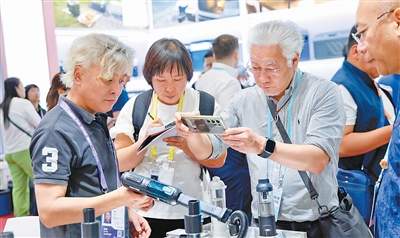 广交会开幕日，境外采购商说“太酷了”！