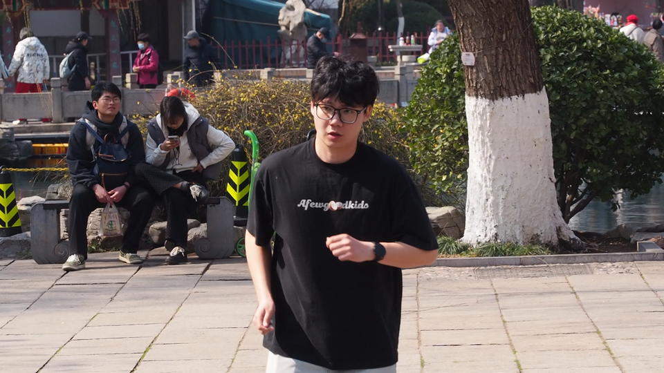 济南气温快速回升，市民游客提前秀春装