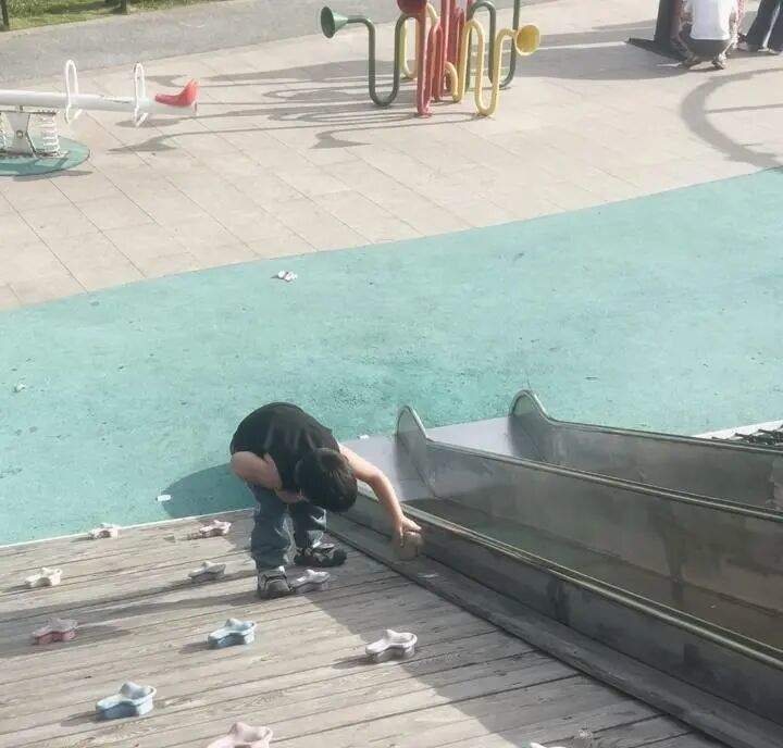 小孩哥拿石头砸滑梯，全网点赞