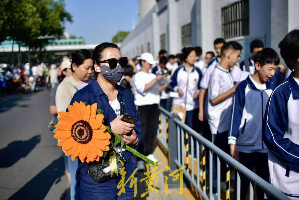 8.8万考生入场！济南中考首日，考点外“旗开得胜红”“一举夺魁黄”刷屏了