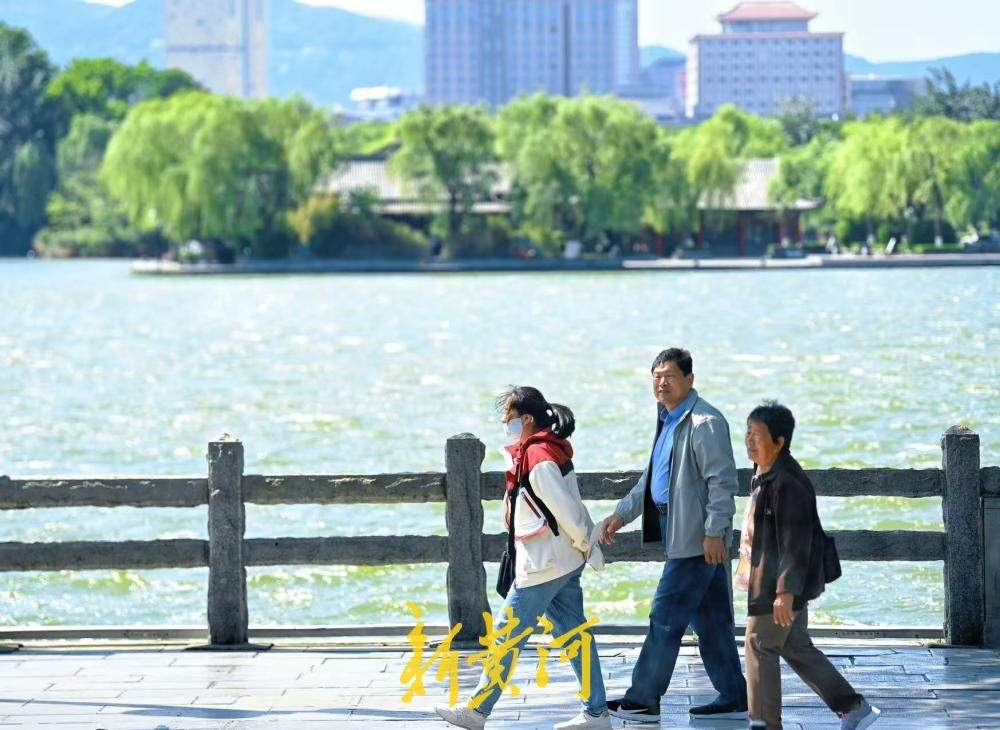 泉城迎大风天气，大明湖畔游人迎风赏湖享别样风光