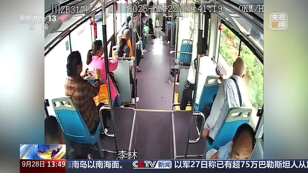 钢筋突然击碎玻璃 公交司机“盲驾”保全乘客