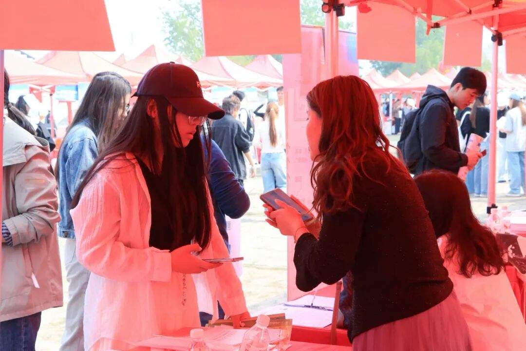 数智赋能毕业生就业！岗位需求人数近1.3万，山东青年政治学院这场双选会跑出就业“加速度”