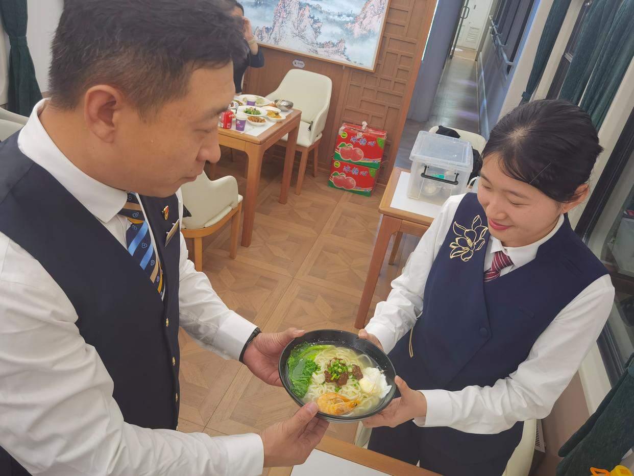 月满中秋夜 温情满归途——济南客运段广州车队乘务人员坚守岗位共度别样团圆节