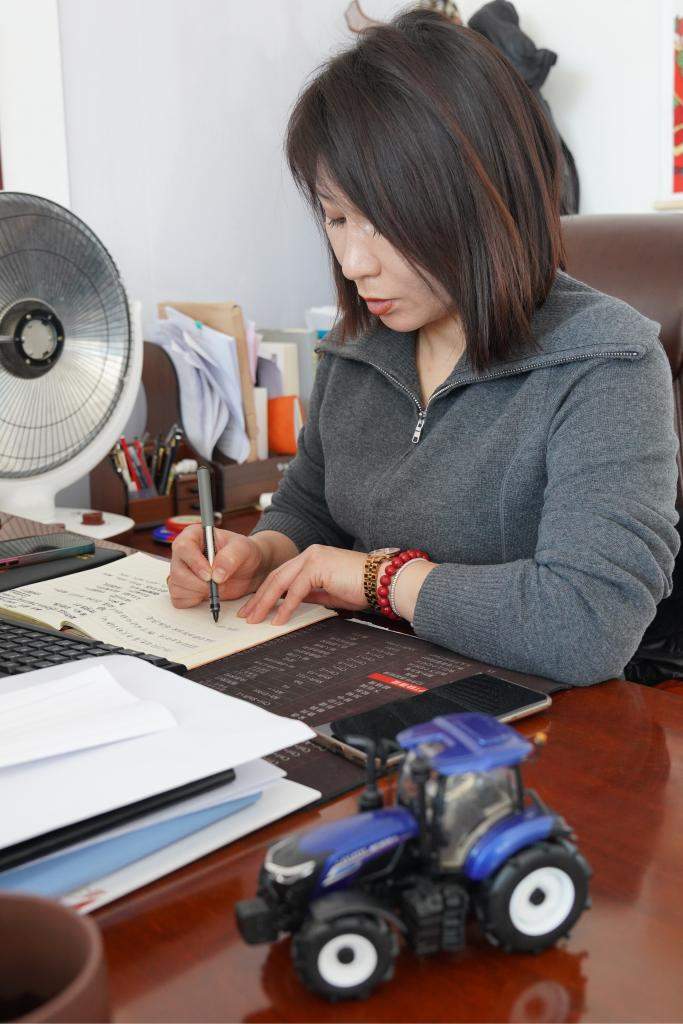 代表委员在身边丨是花名册，也是“工作宝典”