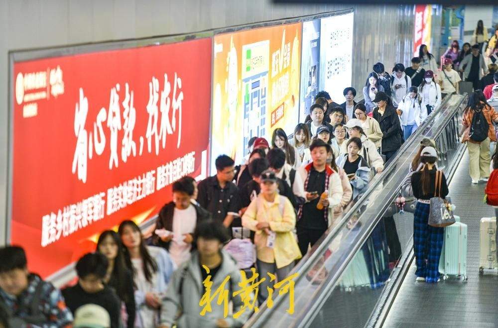 济南最长地铁换乘通道内人潮涌动堪比春运