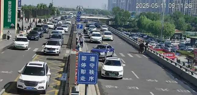 勇救轻生乘客！济南西站上演十秒生死时速！