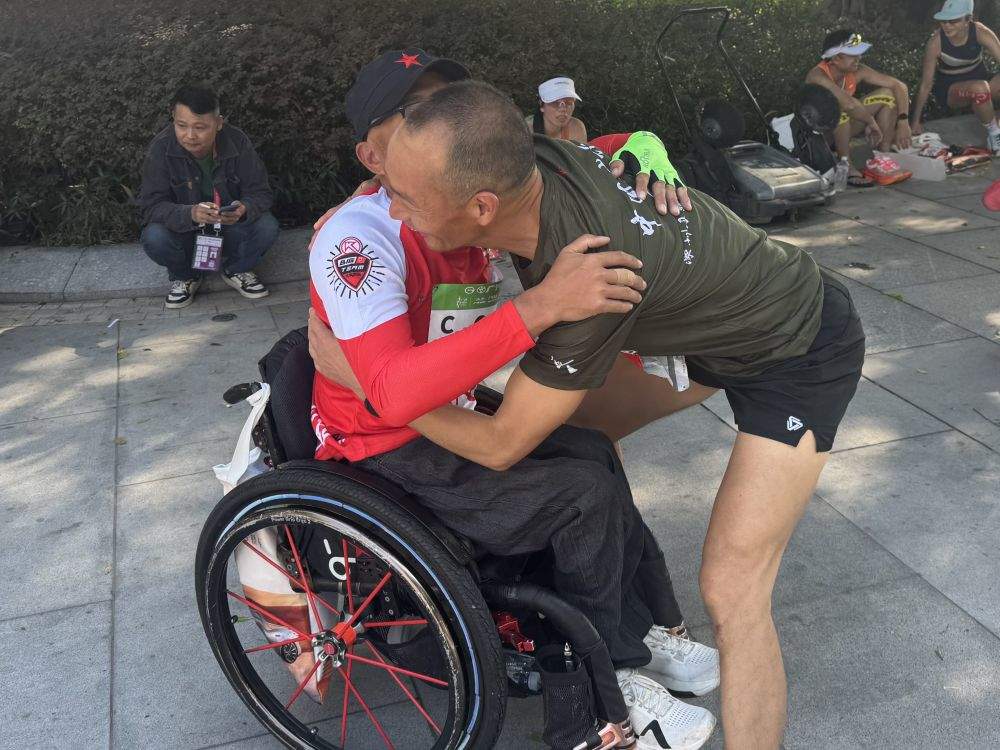 他完成第95场马拉松，坐着轮椅