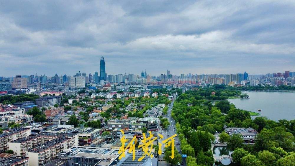 乌云长驱直入济南上空，午后强对流蓄势待发