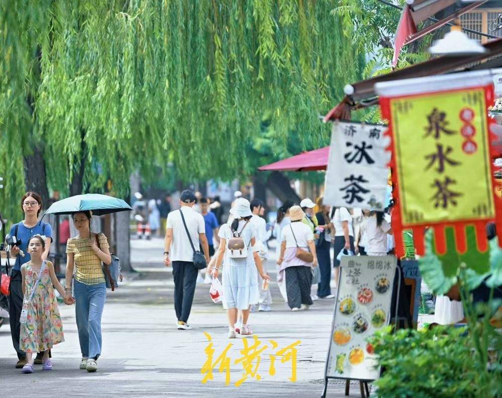 末伏时节游济南明府城 泉水街巷引游客漫步纳凉