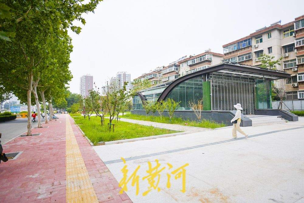 地铁施工围挡拆除 “还路透绿”建新景