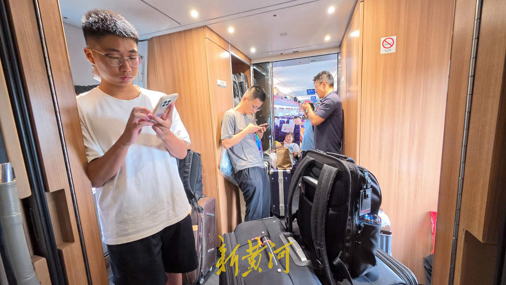 暑运客流高位运行 高铁车厢里的别样旅行