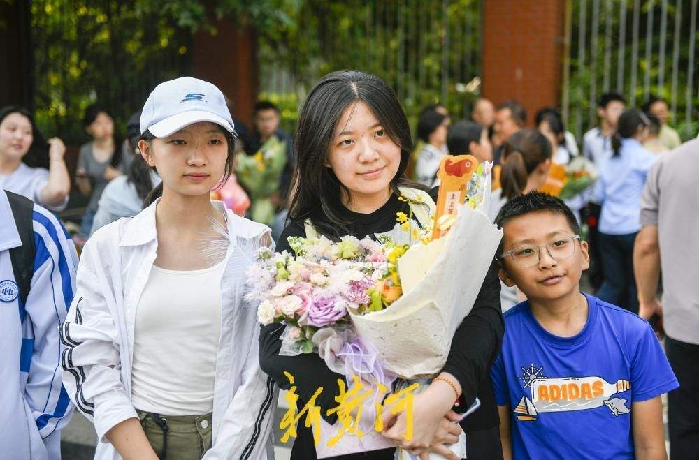高考首批完成“闯关”考生笑着冲出考场 家长鲜花拥抱暖人心
