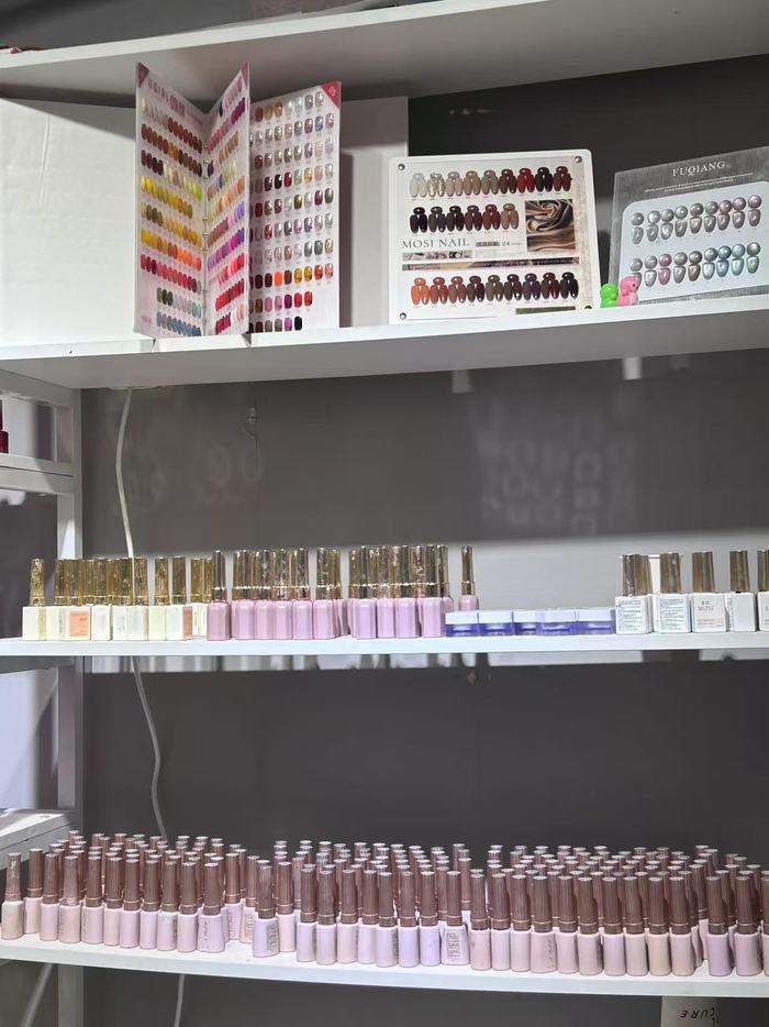 济南美甲店年前生意火爆,有店铺一天做100多副美甲