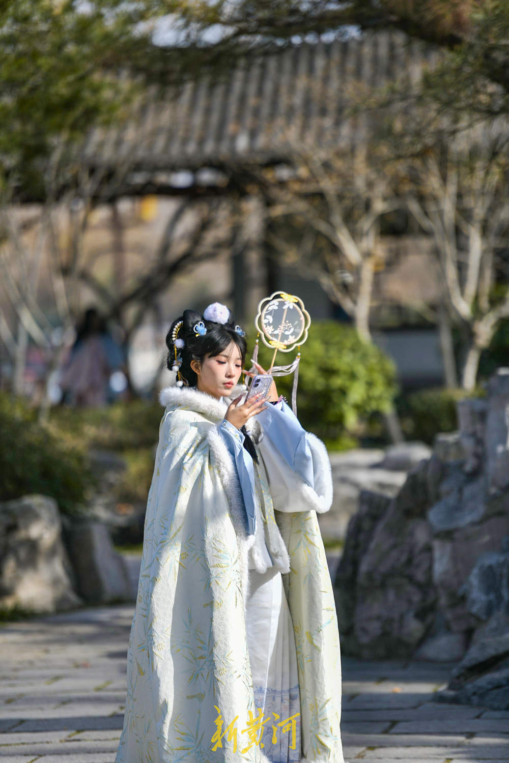 济南大明湖南岸遐园冬日迎汉服热 古风园林成打卡胜地