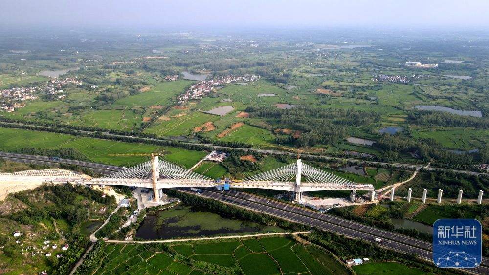 新建沪宁合高铁安徽段跨沪陕高速特大桥合龙