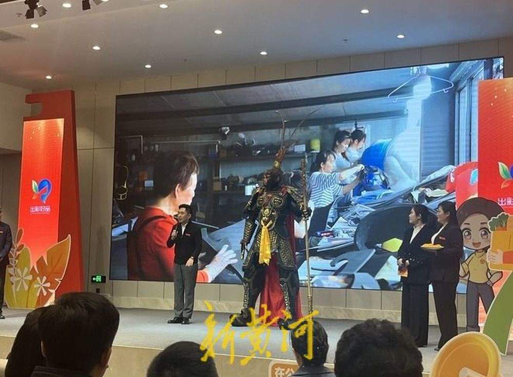 “黑神话悟空”风靡会场 济南五旬“机甲女王”带动村民增收致富