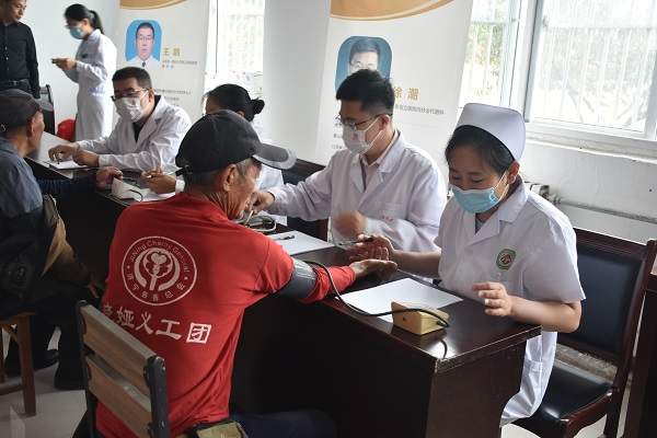 政企医协同送暖 优质资源下沉守护金秋银发健康