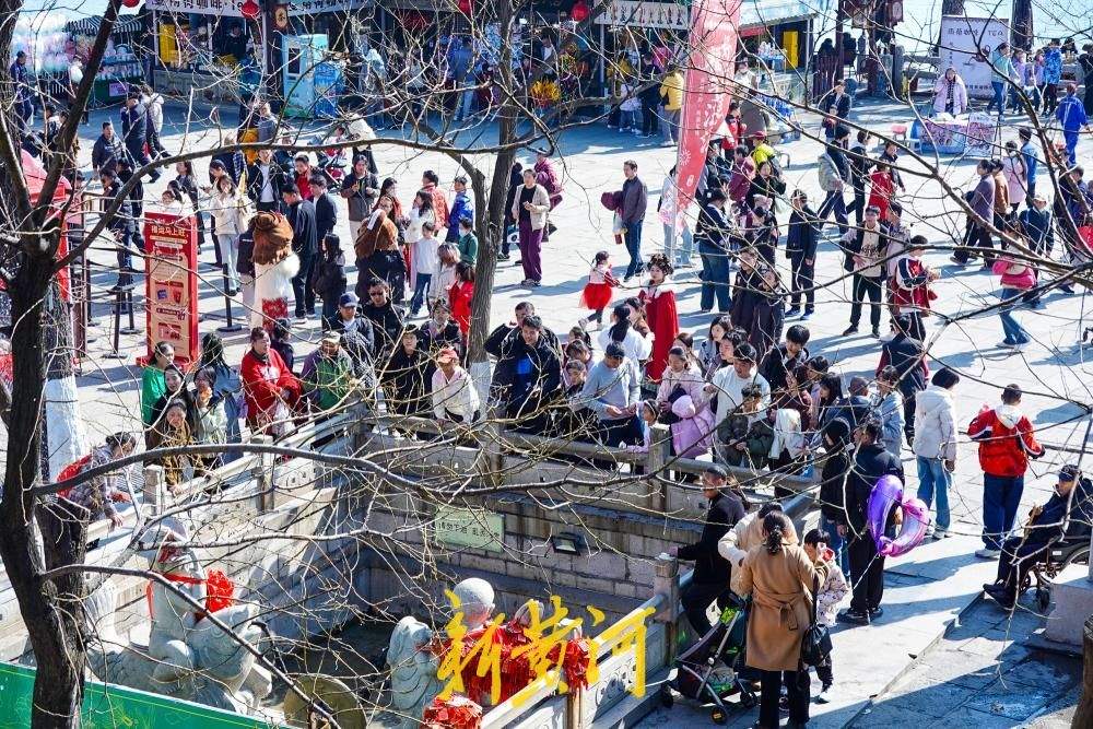 气温回升春意浓，大明湖畔游人如织乐融融