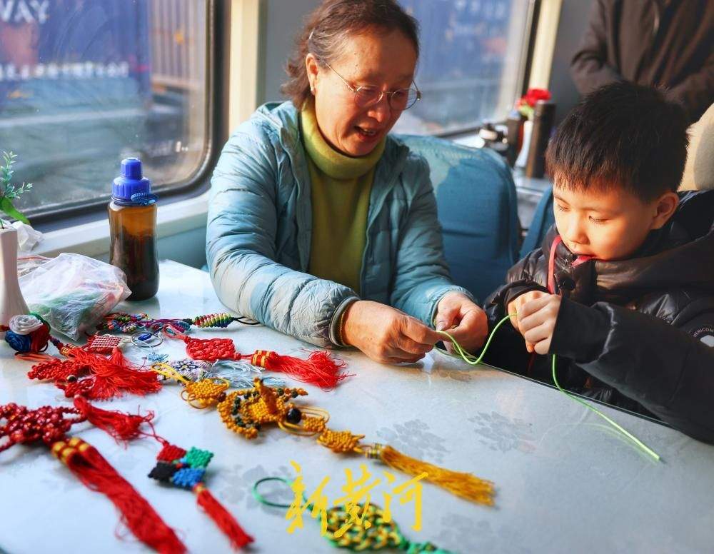 坐上“慢火车”赶大集，寻年味