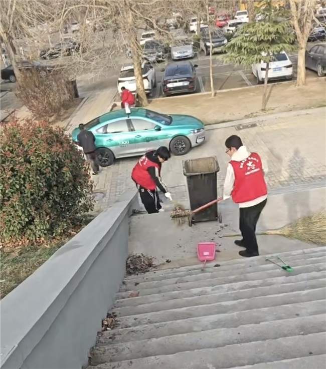 清晨净站护窗口 志愿新风润临清 ——临清市心连心志愿服务队开展火车站广场环境整治行动