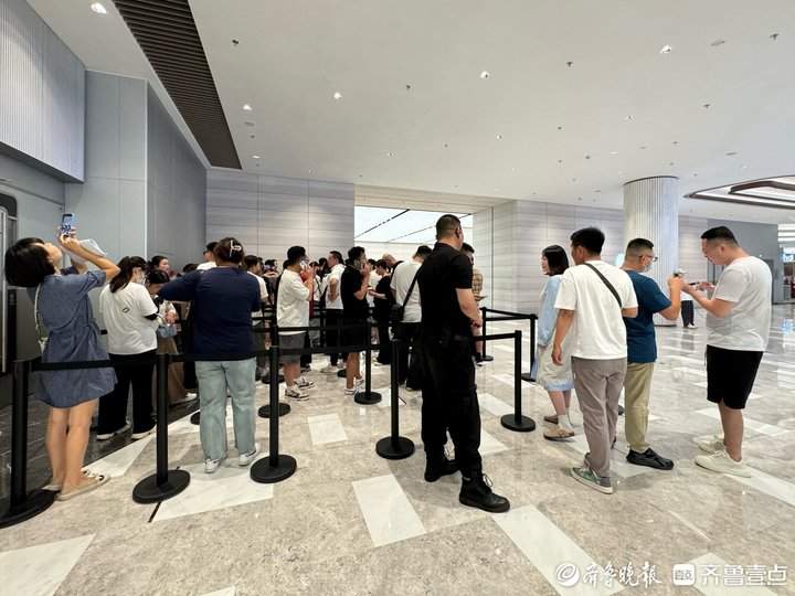 iPhone16系列正式发售首日，济南门店依旧排长队
