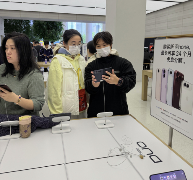 iPhoneDuo开售首日 探访济南线下门店:“黄牛 ”扎堆溢价缩水