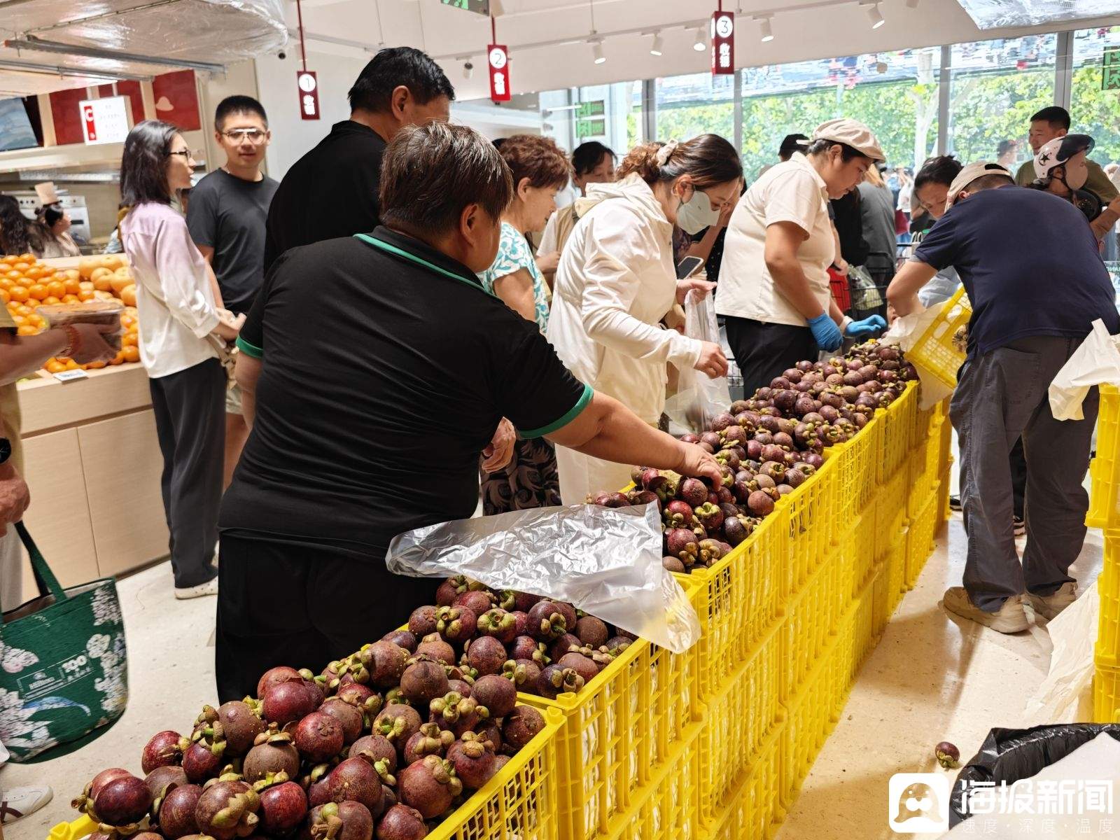 薛记炒货跨界开超市？记者实探：牛肉烧饼9.9元、汉堡排队一小时