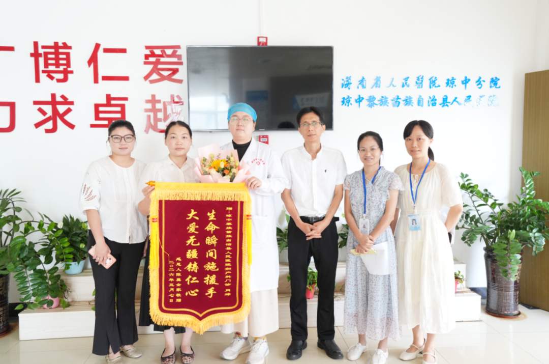 连救两名溺水儿童，被海水吞没的他，已脱离危险！
