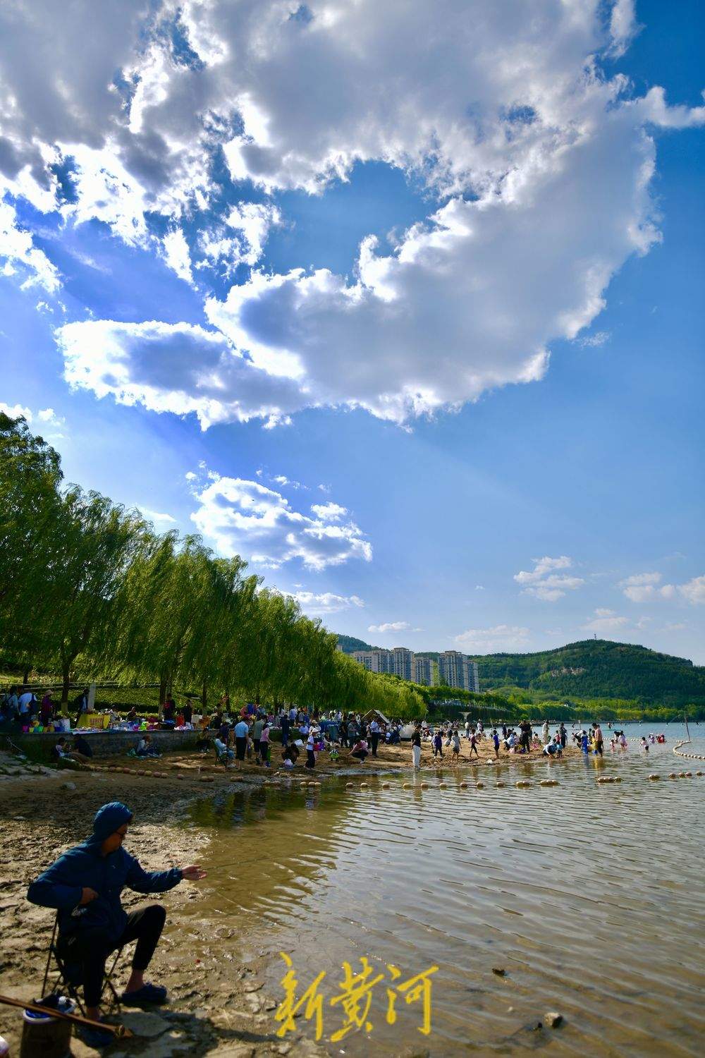 泉城初夏限定美景，蓝天白云悠悠入画来