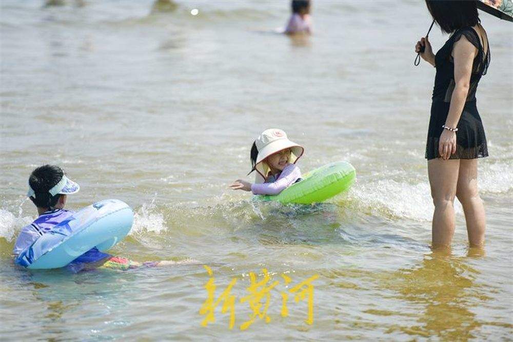 高温高湿天气下，海水浴场迎来避暑高峰