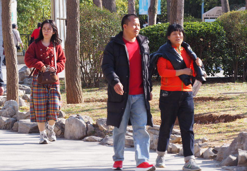 春分日济南街头温暖舒适，不少行人“轻装上阵”