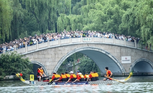 百舸争流耀明湖 明湖龙舟赛激情开桨