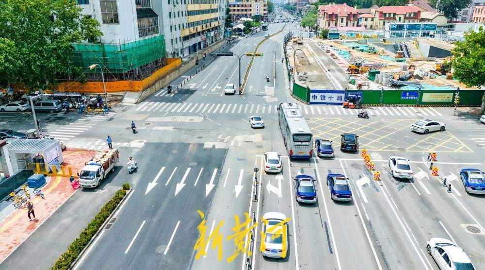 济南:经一路地铁6号线站点围挡拆除 双向八车道恢复通行