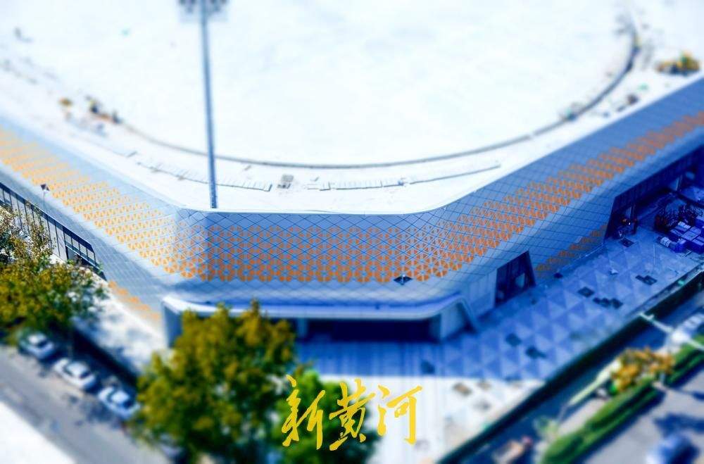 济南槐苑体育文化公园新建运动场 看台座椅安装到位