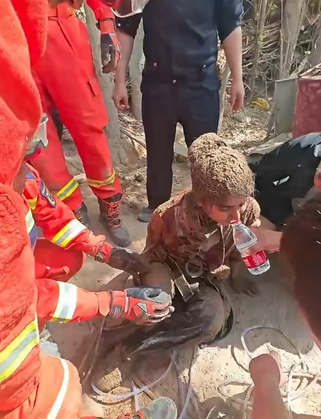 “00后”女辅警40米井底救人 破格晋升