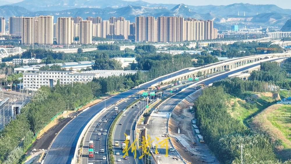 项目强省会｜京台高速公路新建高架长龙铺沥青