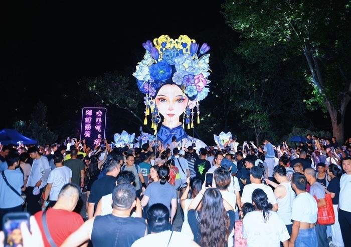 “湖畔雨荷”作为长期景观，已于昨日迁移至大明湖北岸