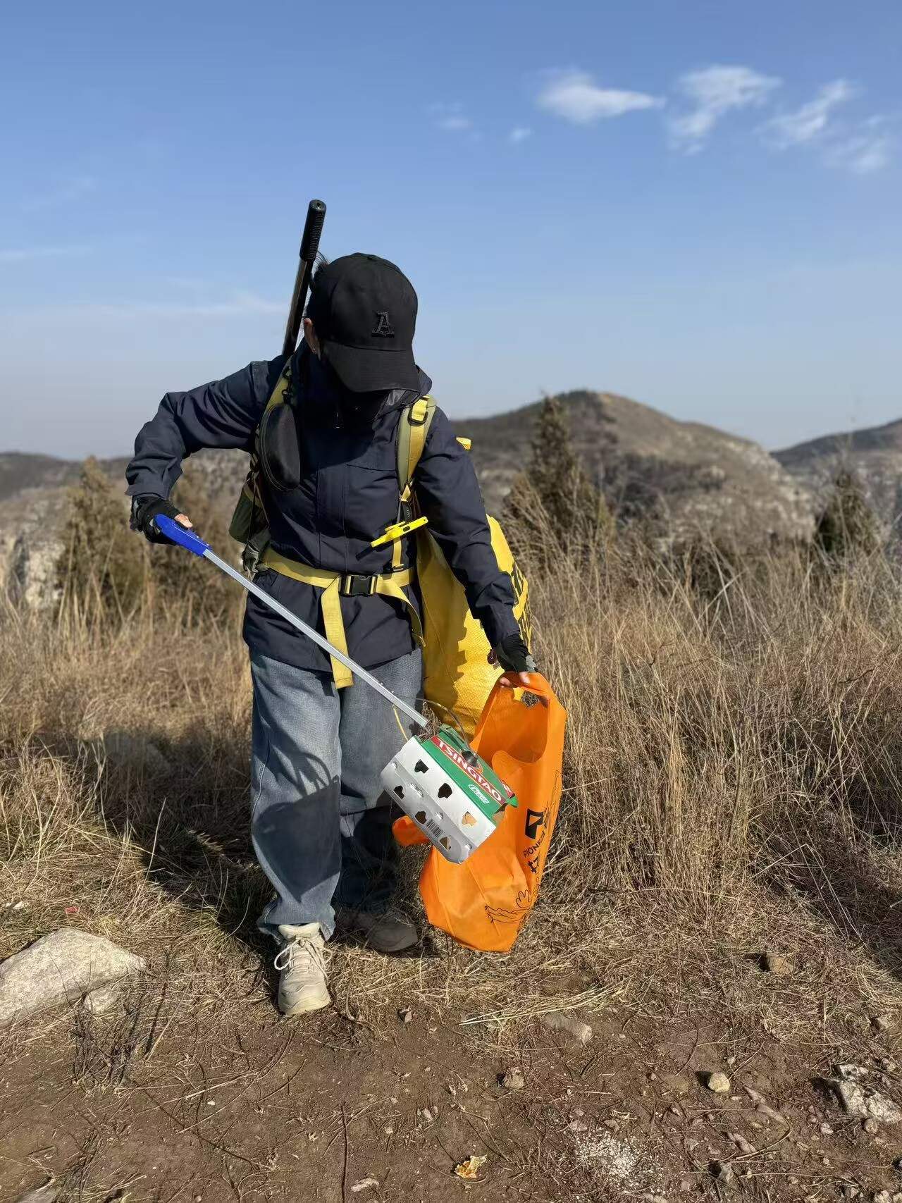 融媒·画像丨拿着垃圾夹、背着编织袋，他们深入大山奔赴一场——山与城的约定