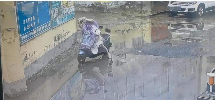 女子围墙下“上班打卡”，挖掘机不慎撞倒围墙致其身亡！死者亲属：围墙建造者也应担责，多方回应