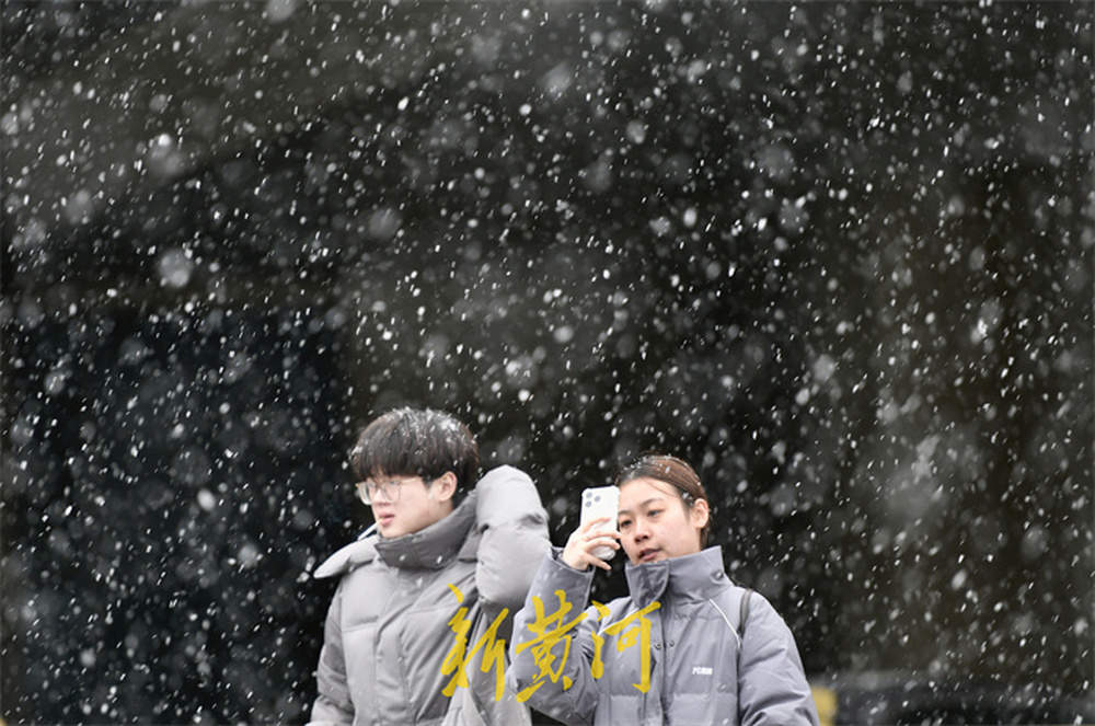 冬雪悄然而至，市民顶风冒雪出行