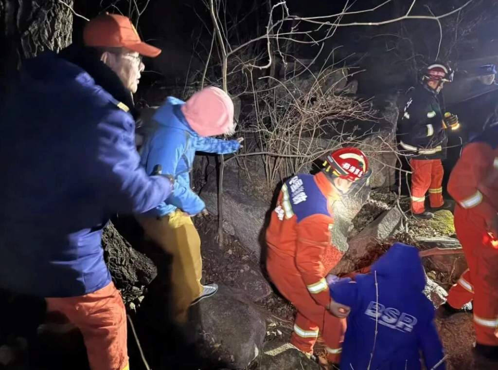 北京首例！“驴友”登山受困被追责 用280件救生衣抵扣救援费用