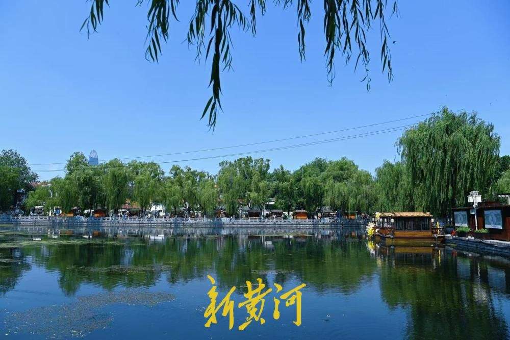 蓝天白云映泉池 济南百花洲绘就绝美夏日画卷