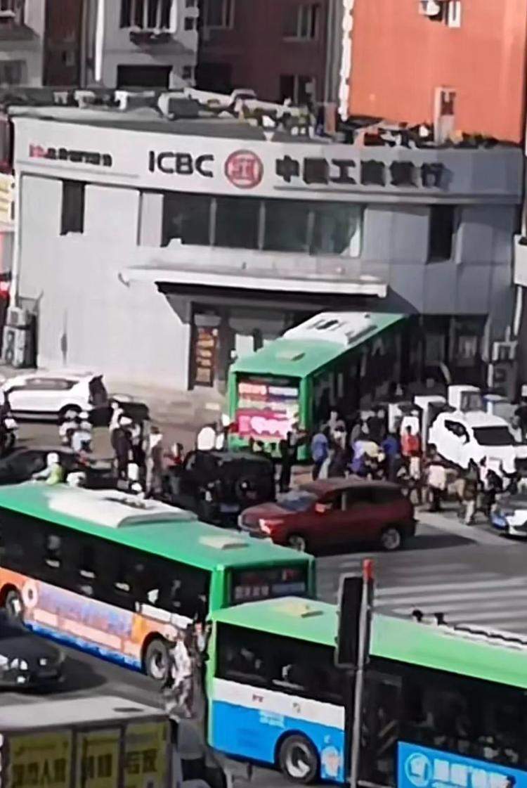 大连一公交车撞上银行大门，49名乘客送医，官方通报