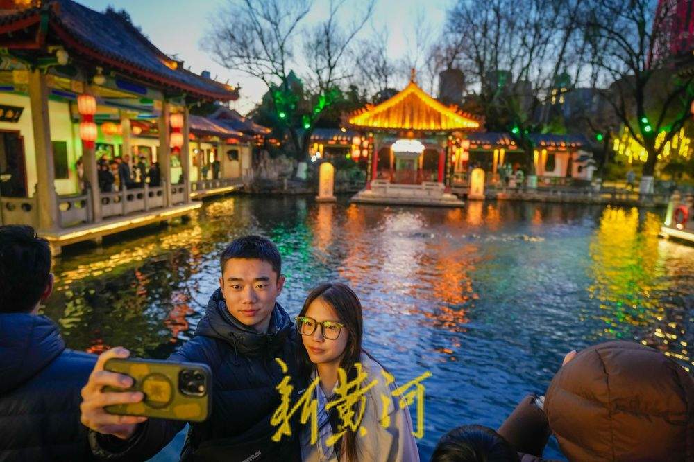 “泉”在济南过大年｜正月十五花灯俏，璀璨泉城迎客潮